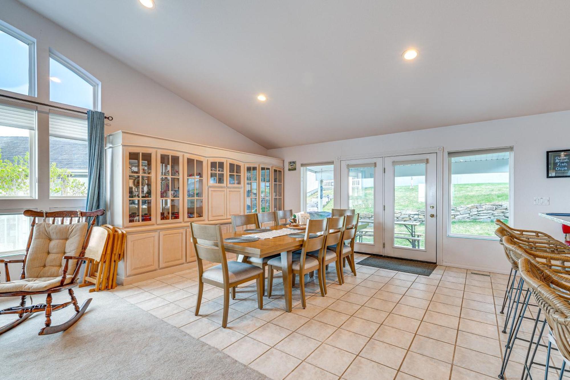 Inviting Great Falls Home With Wraparound Deck! Eksteriør bilde