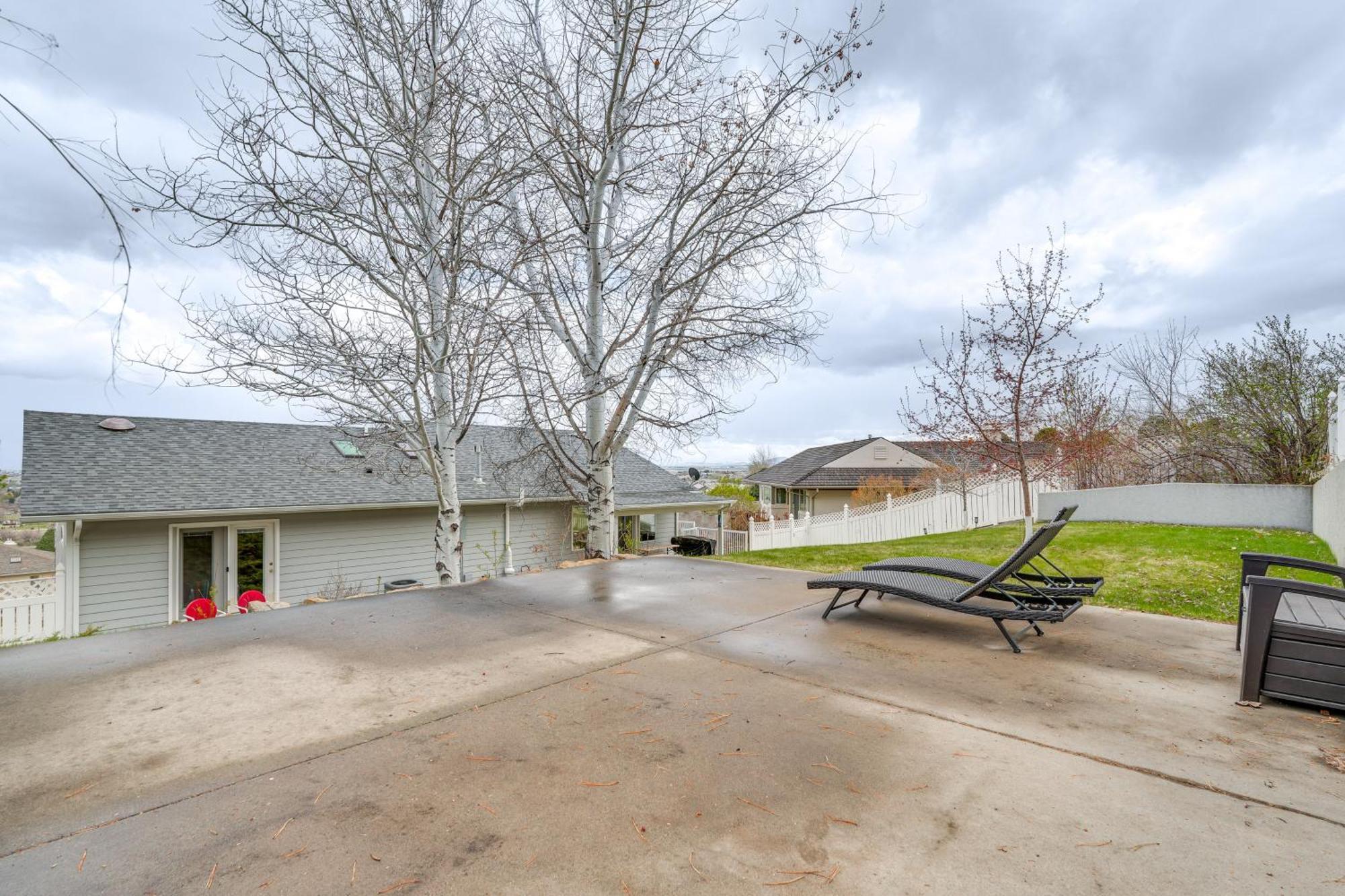 Inviting Great Falls Home With Wraparound Deck! Eksteriør bilde