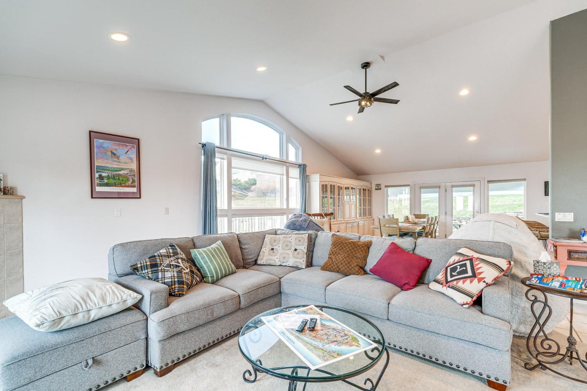 Inviting Great Falls Home With Wraparound Deck! Eksteriør bilde